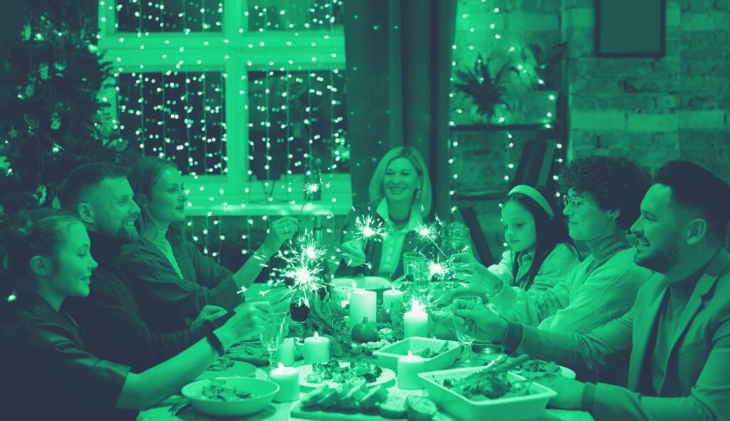 Famiglia che festeggia la cena con il cibo comprato grazie al bonus natale