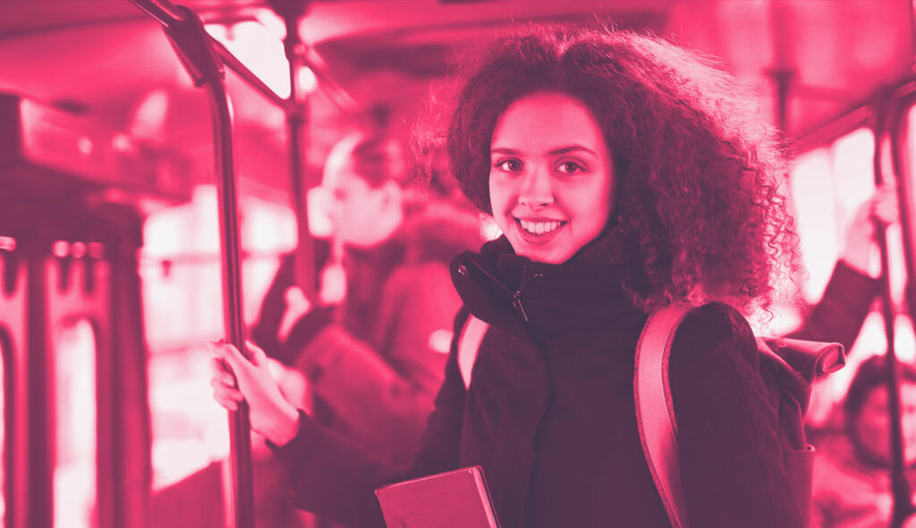 studentessa che si trova su un mezzo di trasporto pubblico e che può richiedere il bonus trasporto pubblico 60 euro