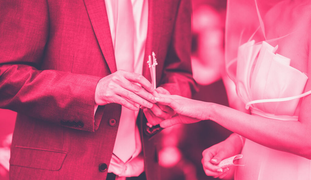 Coppie di sposi che si scambiano le fedi nunziali nel giorno del matrimonio