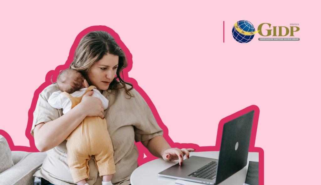 Madre al rientro al lavoro in ufficio dopo la maternità, con il figlio piccolo al nido